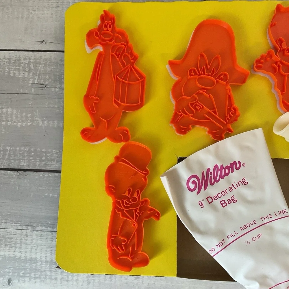 Wilton Looney Tunes Cookie Cutters‎ Decorating Kit 1978 Warner Bros Bugs Bunny